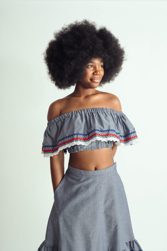 Haut à volant bleu et rouge avec dentelle vu de face