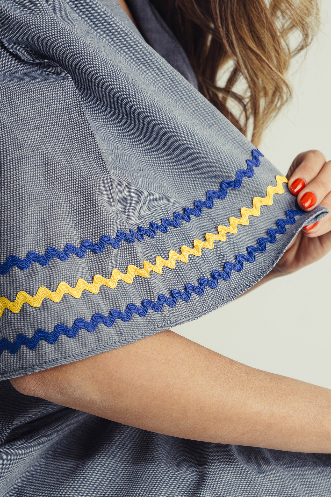 Robe portefeuille en chambray avec ric-rac coloré - vue manche