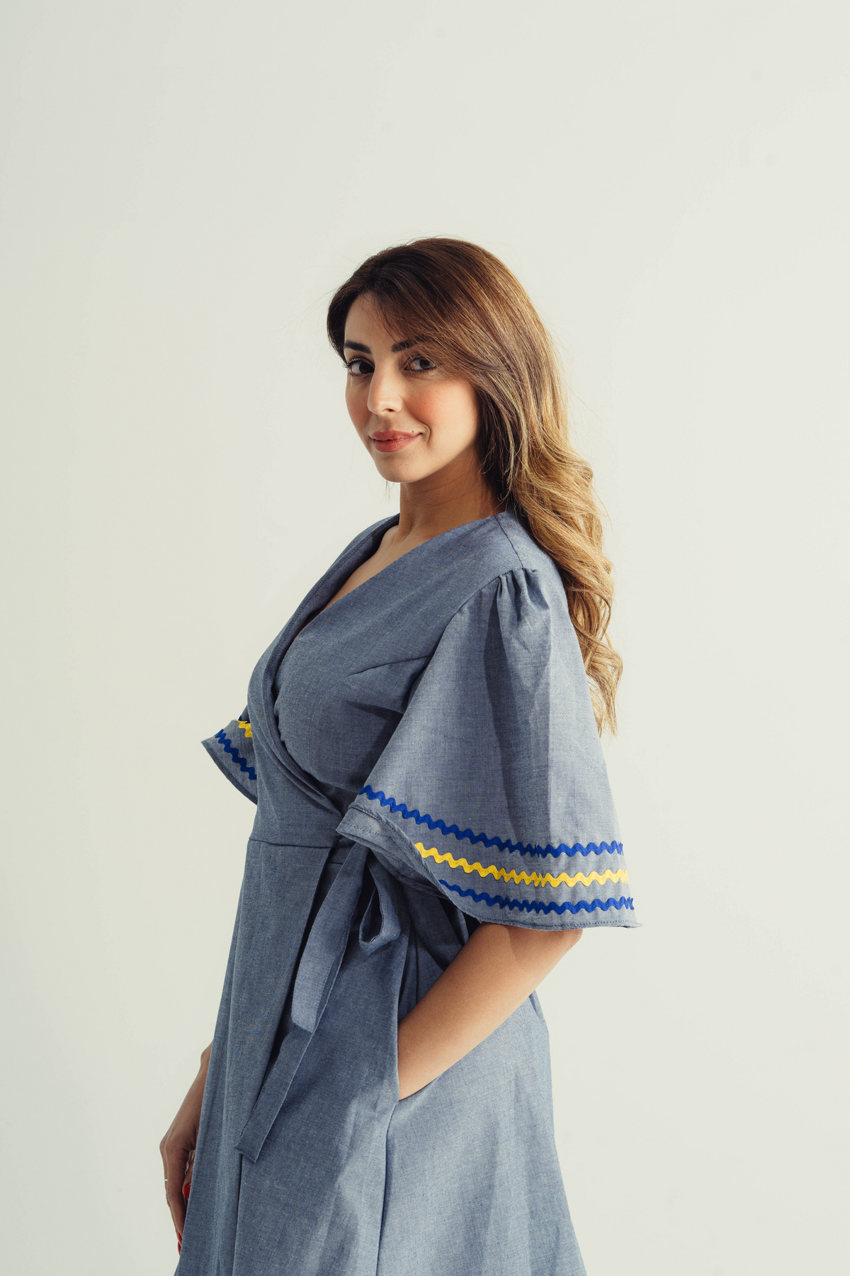 Robe portefeuille en karabela avec ric-rac coloré 