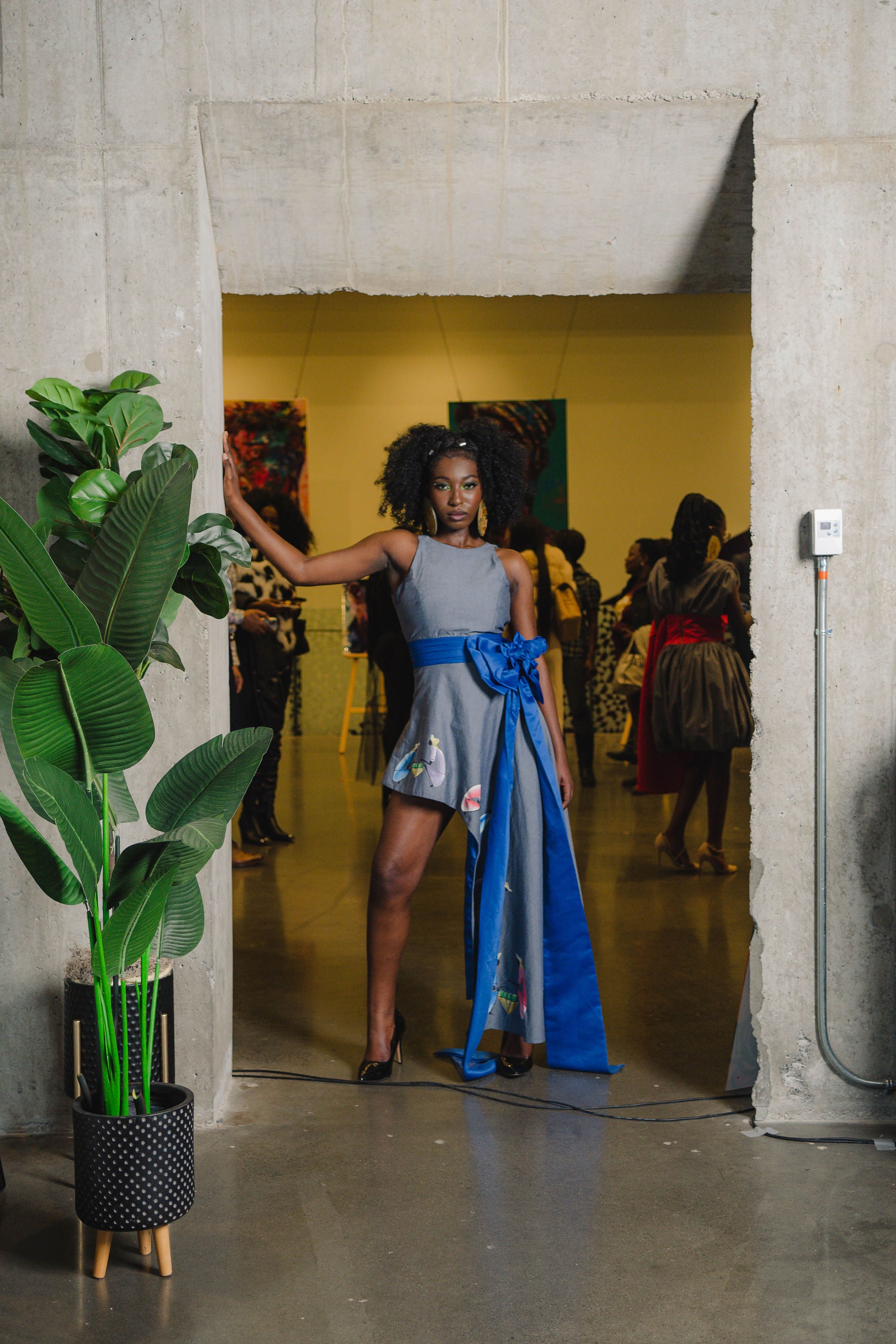 Robe tapis rouge asymetrique avec noeud bleu lors du défilé de mode