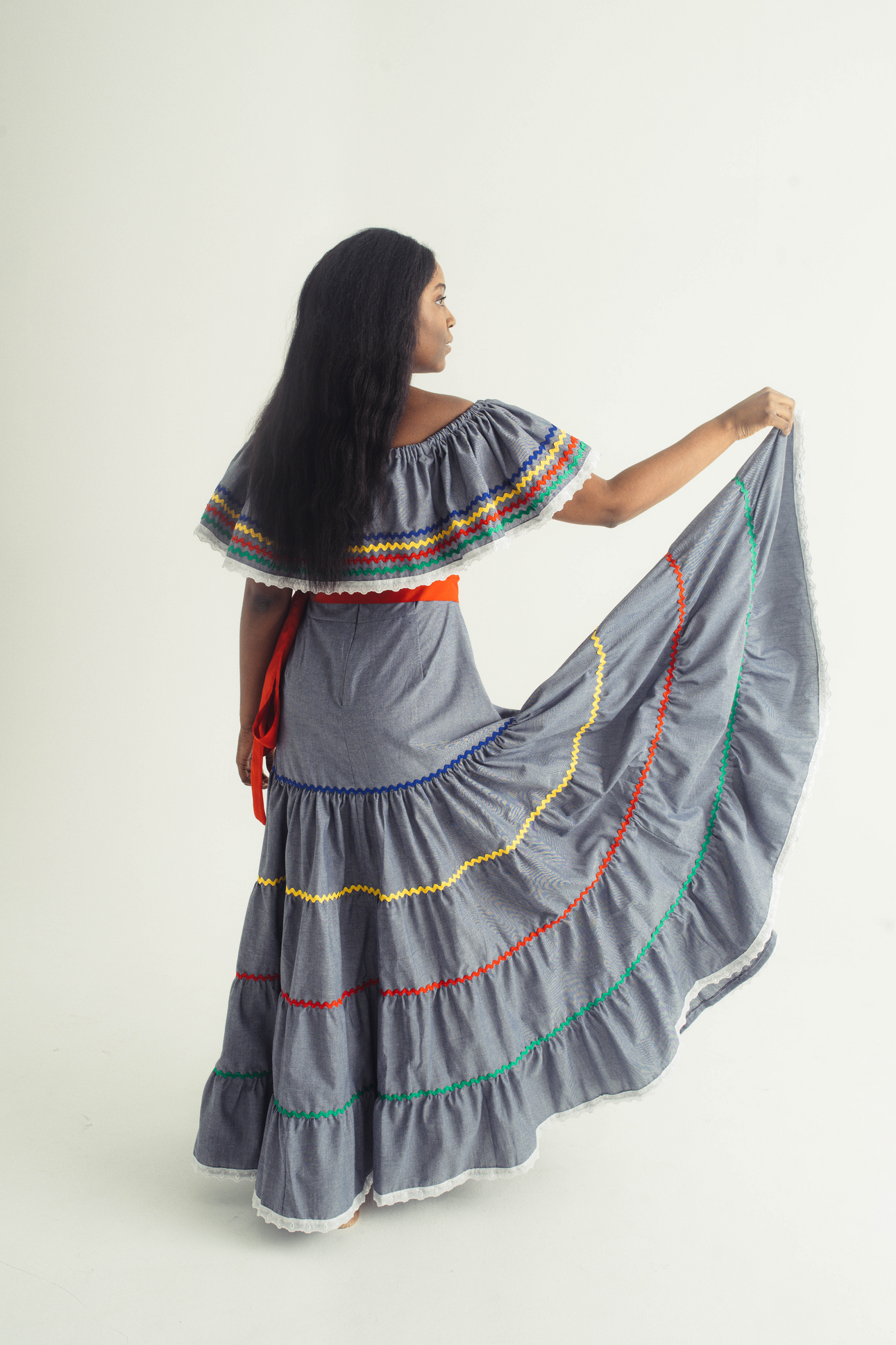 Robe traditionnelle haïtienne avec ric-rac coloré