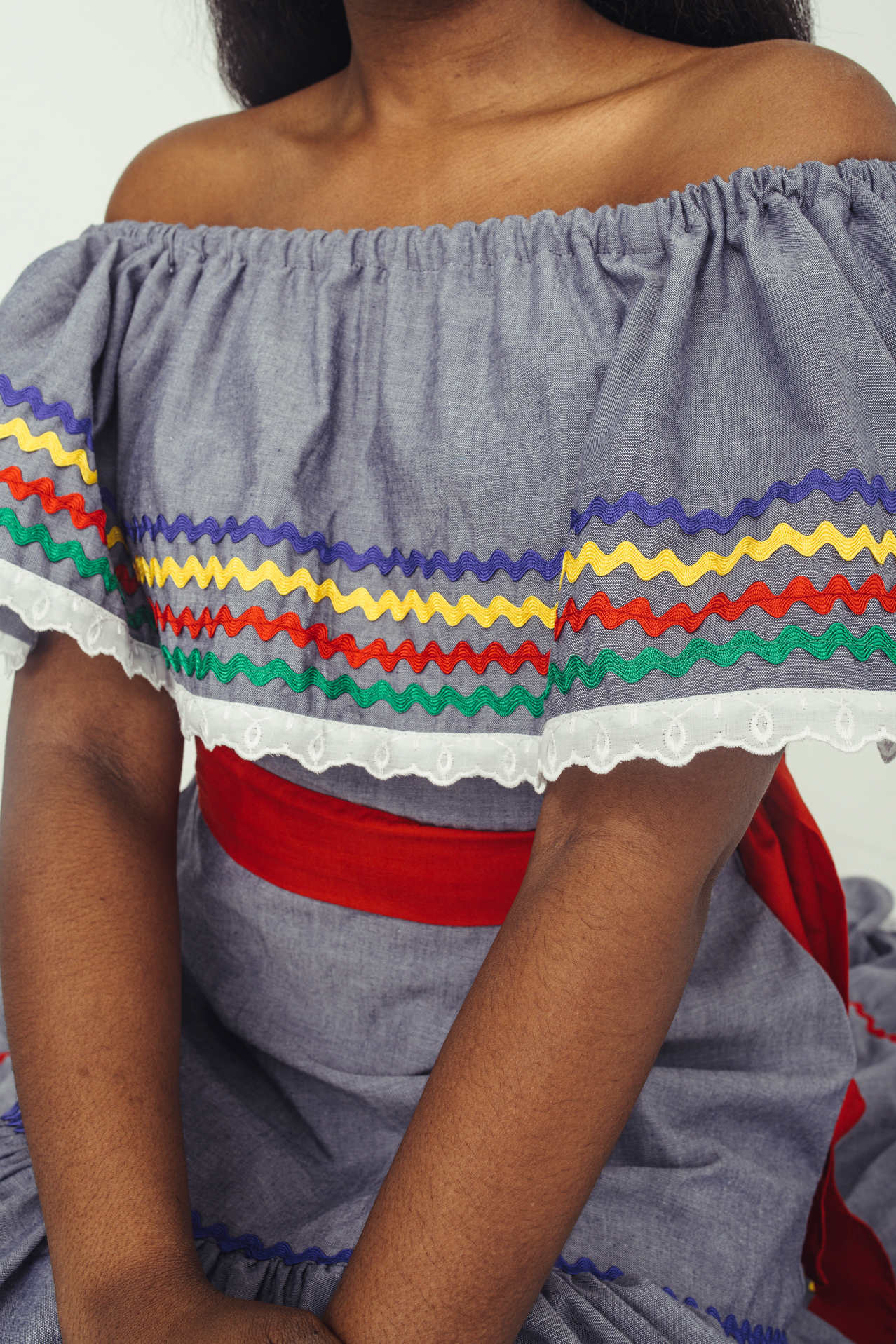 Robe traditionnelle haïtienne avec ric-rac coloré